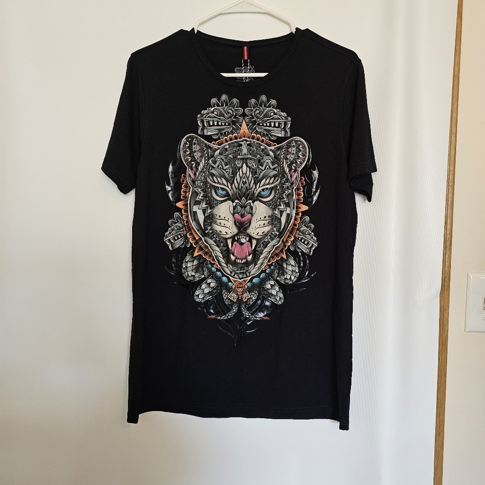 NWT Ay Guey Mens Short Sleeve Black Graphic  T-Shirt with Fierce Tiger Design M